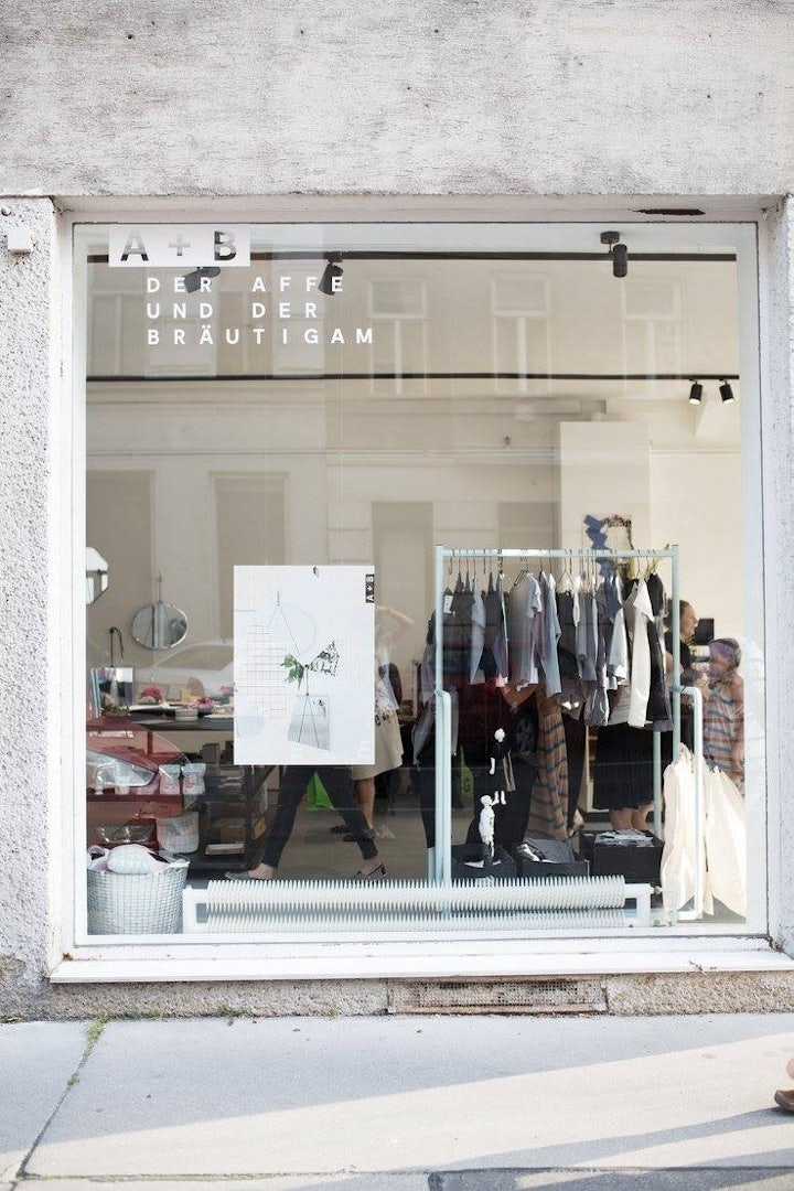 shop window of Der Affe und der Bräutigam