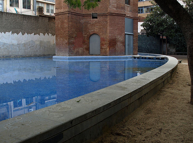 swimming fountain at Jardines de la Torre de les Aigües
