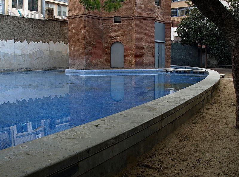 swimming fountain at Jardines de la Torre de les Aigües 