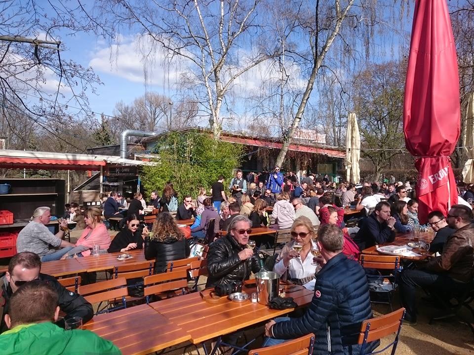 people having drinks at Schleusenkrug