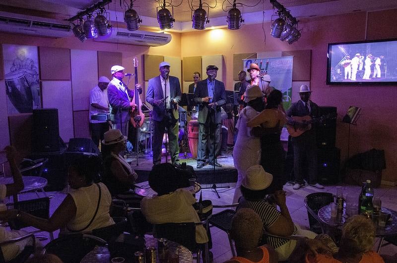 band playing at El Jelengue de Areíto