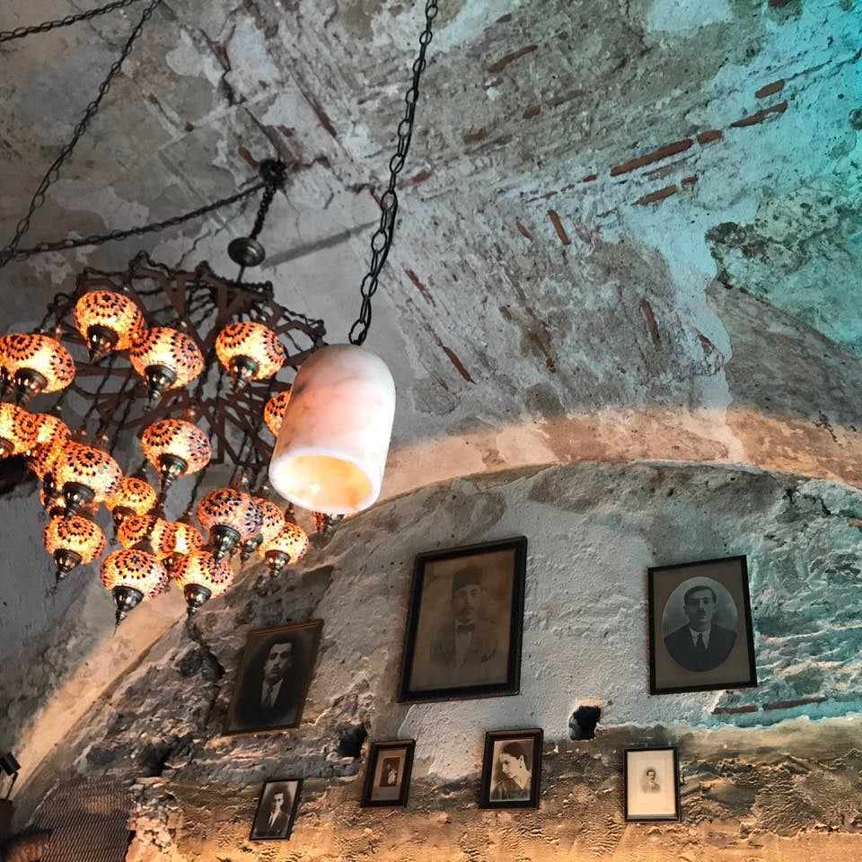 chandelier and old ceiling winebar Halet-I