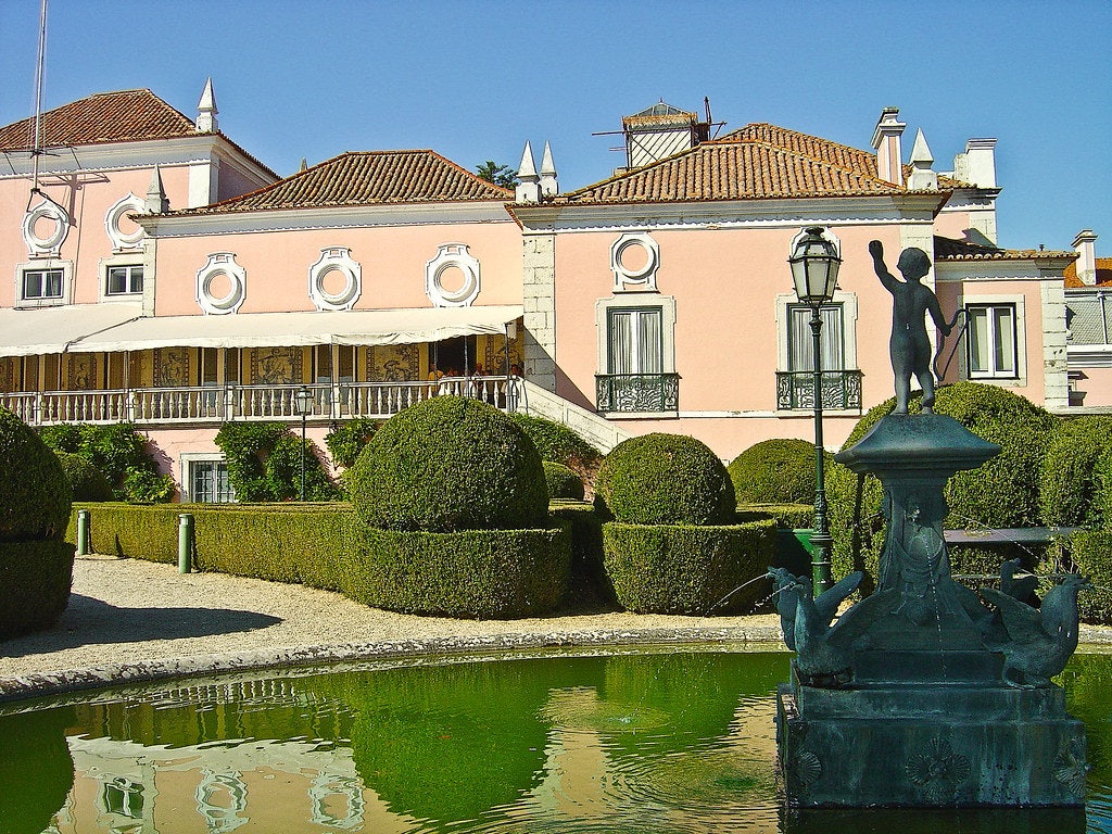 pink exterior of the Palacio de Belém