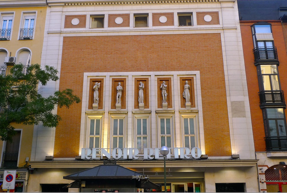 entrance and front side of Cine Renoir Retiro