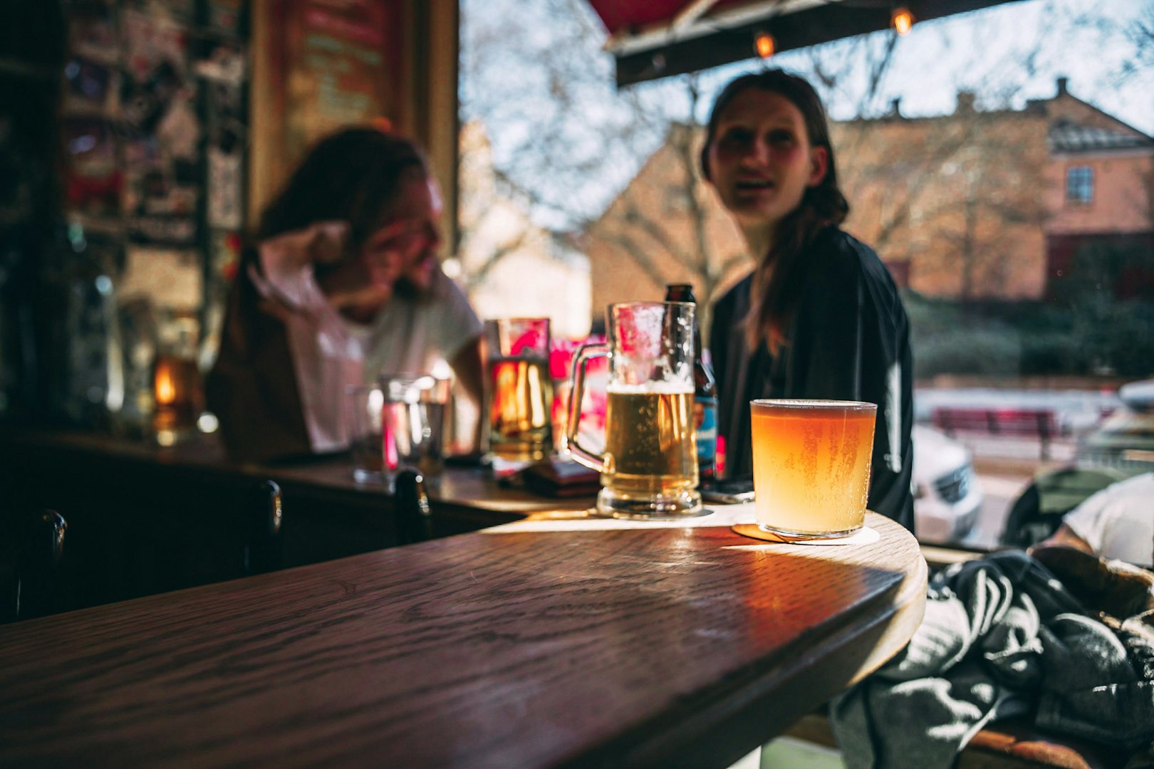 people drinkin beer at Katarina Ölkafé