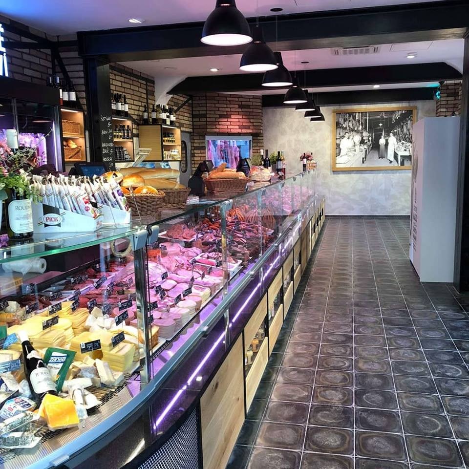 Food display at butcher store Pražské řeznictví