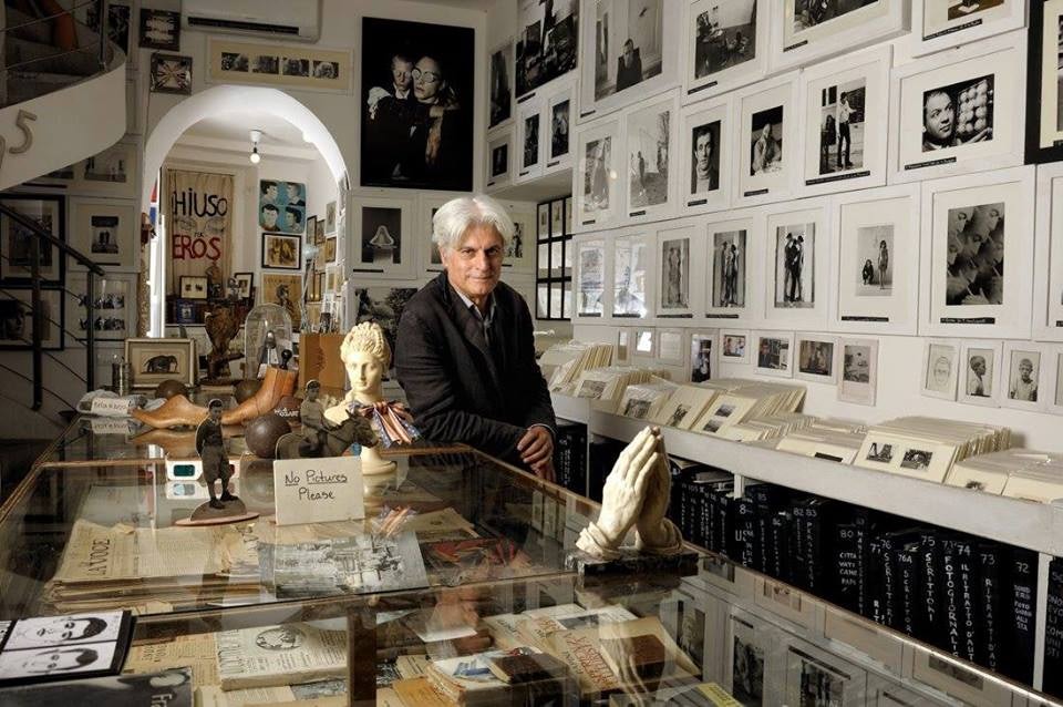 owner of il museo del louvre inside the book store