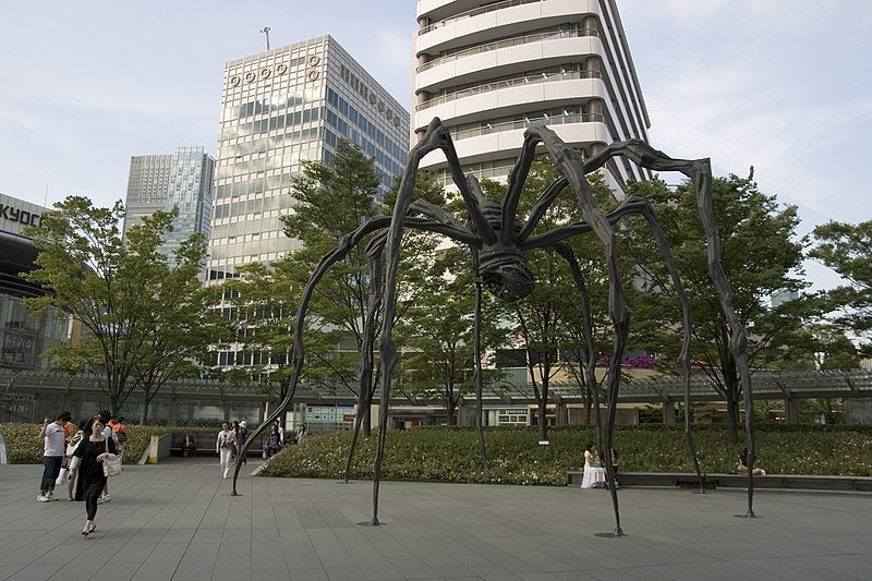 sculpture of a spider in Roppongi Hills Tokyo