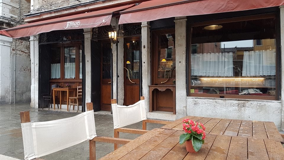street front and terrace at the Al Timon Bragozzo