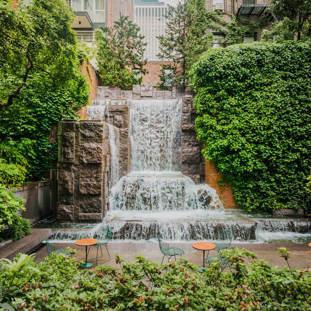 New York - Silvie Bonne - Greenacre Park waterfall