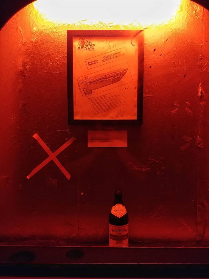 red lights and decoration at Mutter bar