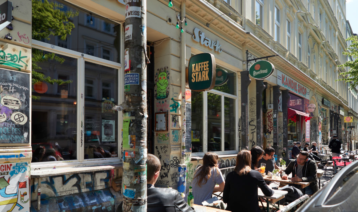 people having breakfast outside Kaffee Stark Hamburg