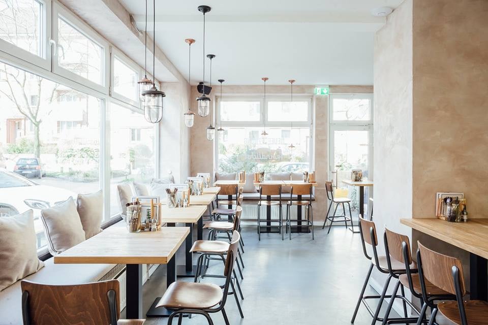 bright and modern interior of Froindlichst restaurant Hamburg