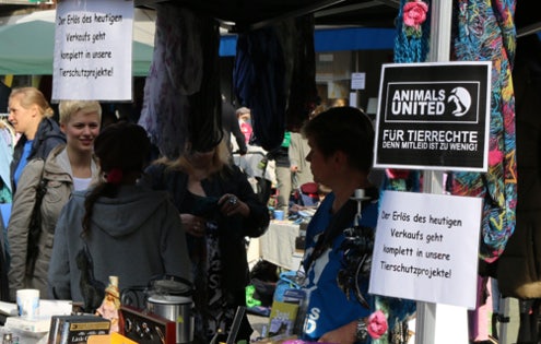 people and stand at the Flohmarkt Else-Rauch-Platz