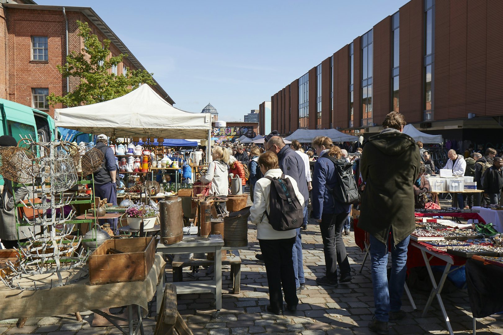 people roaming around the Flohschanze fleamarket in Hamburg