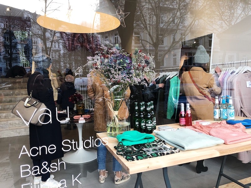 women shopping at Vau store Hamburg