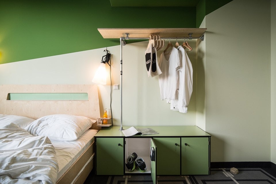 a green-coloured room at the Superstube hostel Hamburg