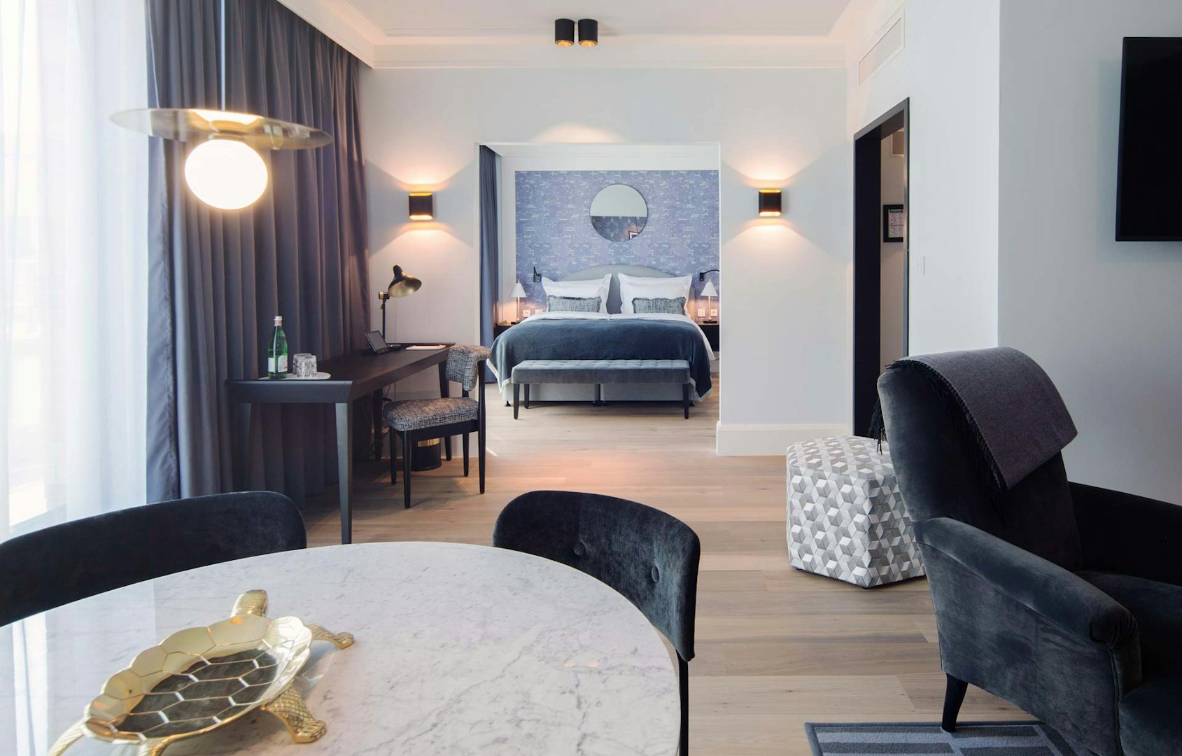 a suite room at the Tortue Hamburg