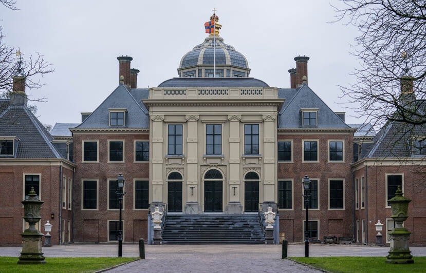 front view of the Huis Ten Bosch Palace