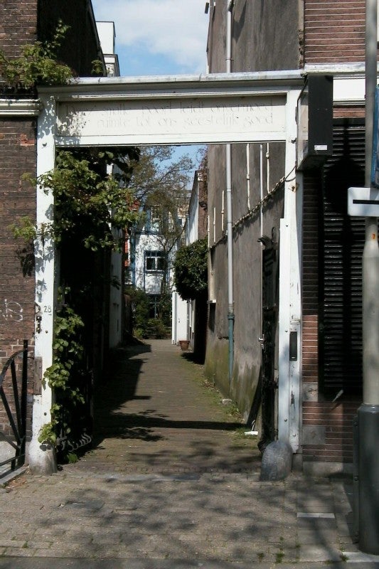 entrance to the alley Spinozaspoort in the Hague