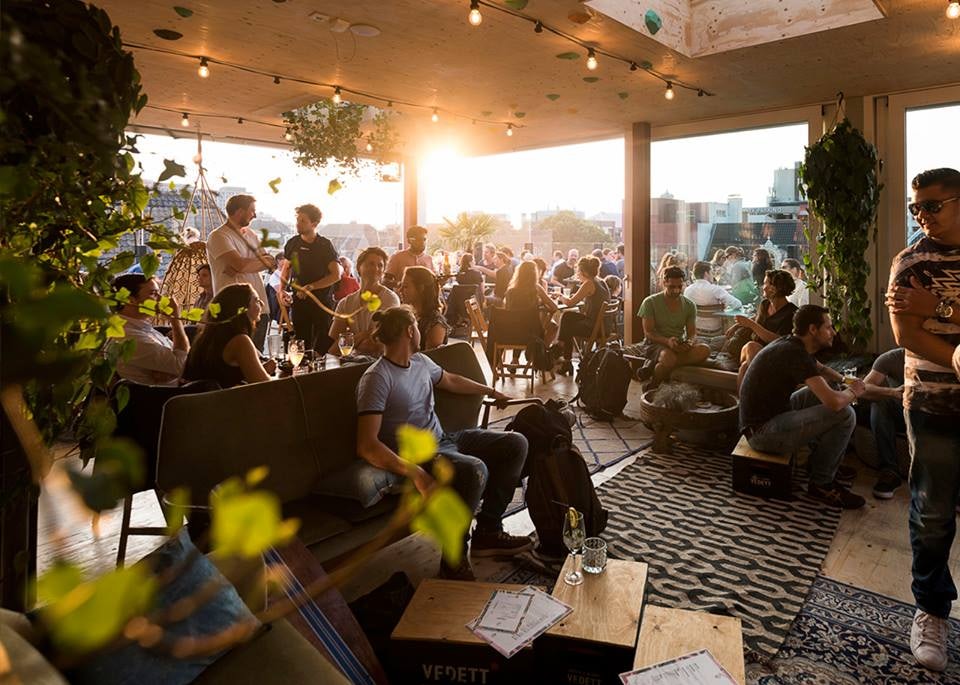 people enjoying drinks at Bleyenberg bar in The Hague