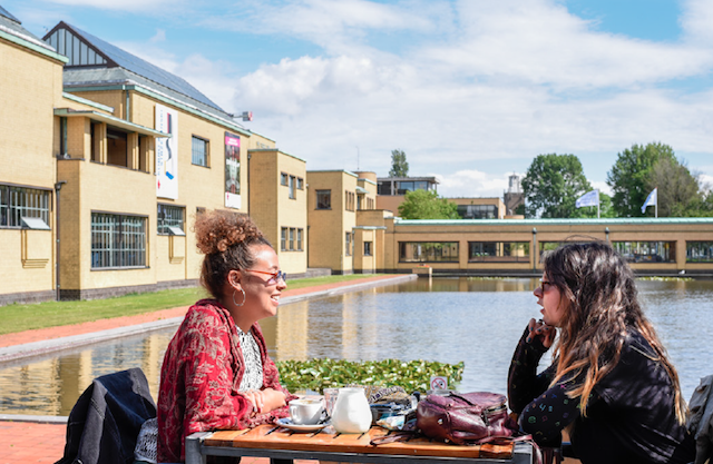 two women sitting on the terrace of Gember restaurant in The Hague