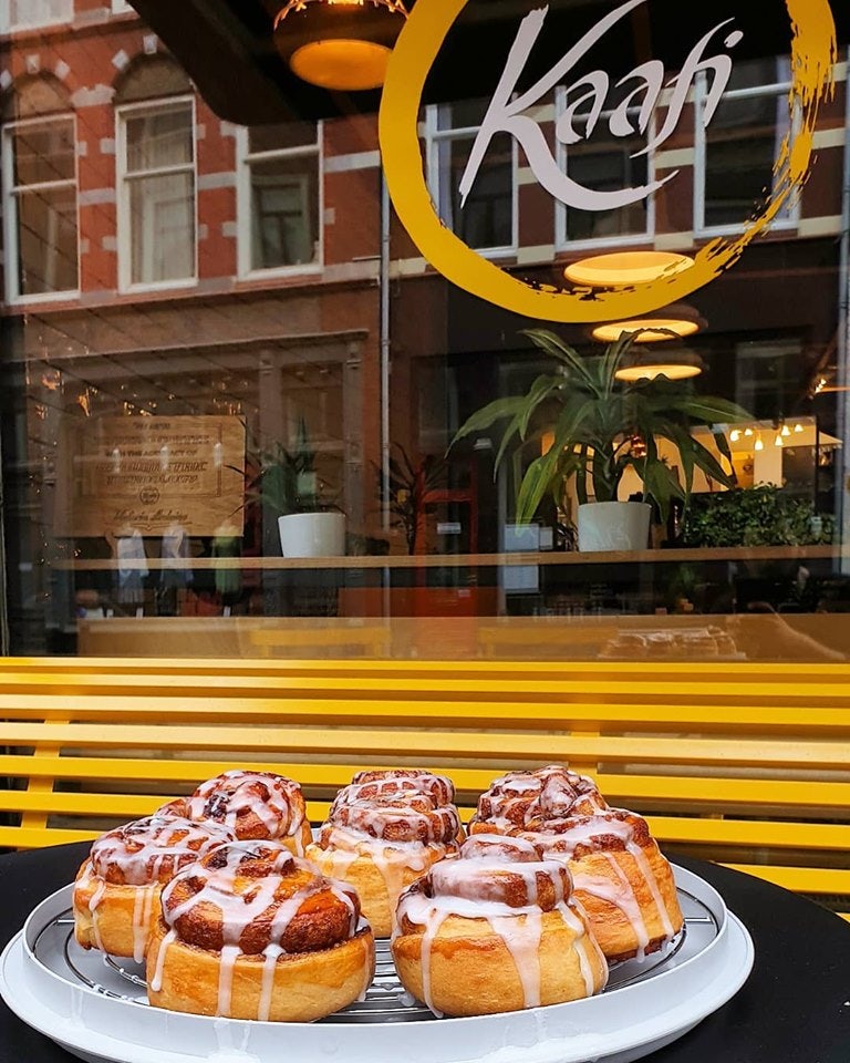 a plate of cinnamon buns in front of Kaafi cafe in The Hague