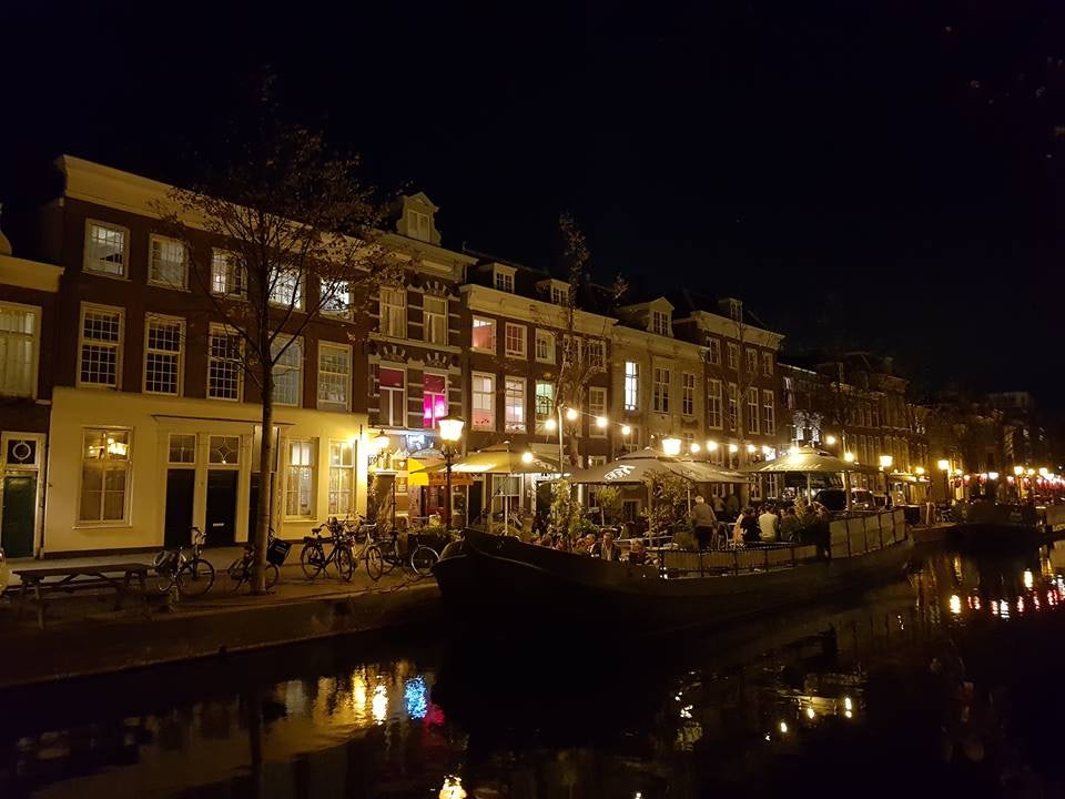Grand Café De Pakschuit by night