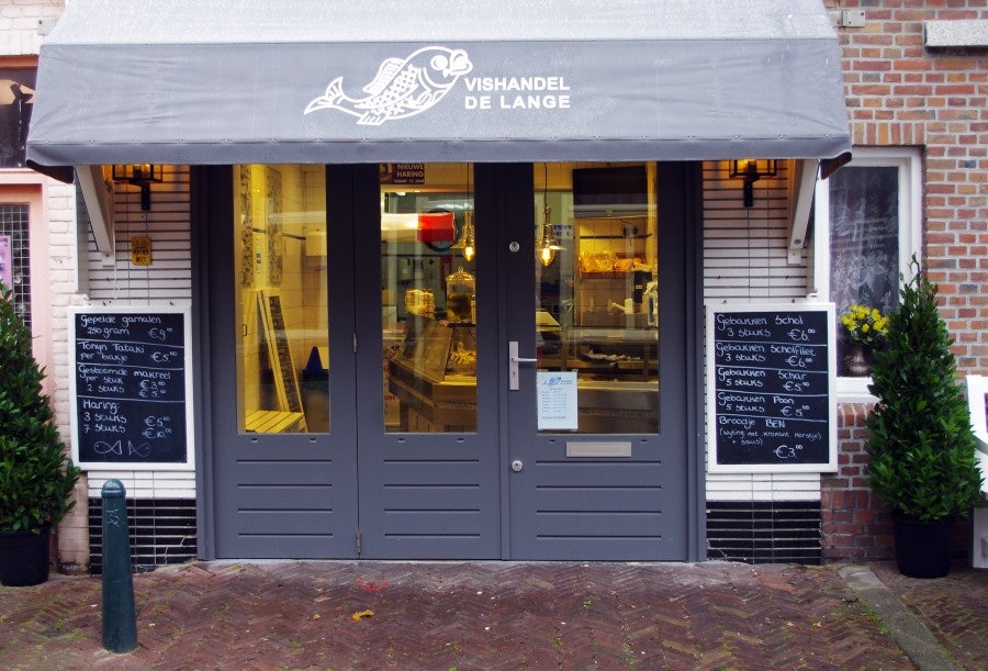 street front of De Lange fish shop in The Hague