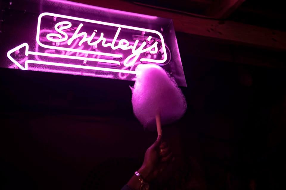 neon-sign "shirley's" at Gramps bar in Miami