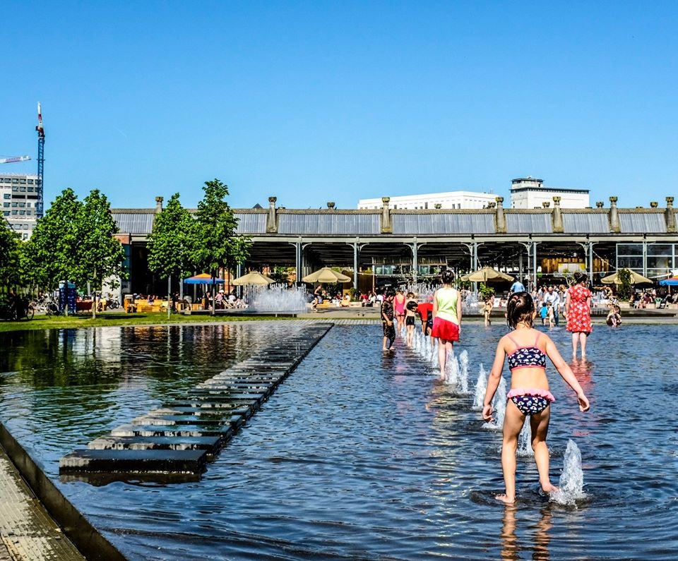 kids playing in the fountain at Bar Noord in Antwerp