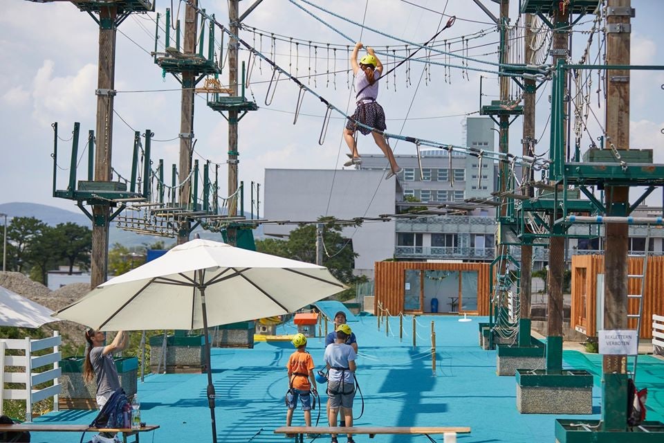 kids playing and climbing at the Donauinsel Kletterpark