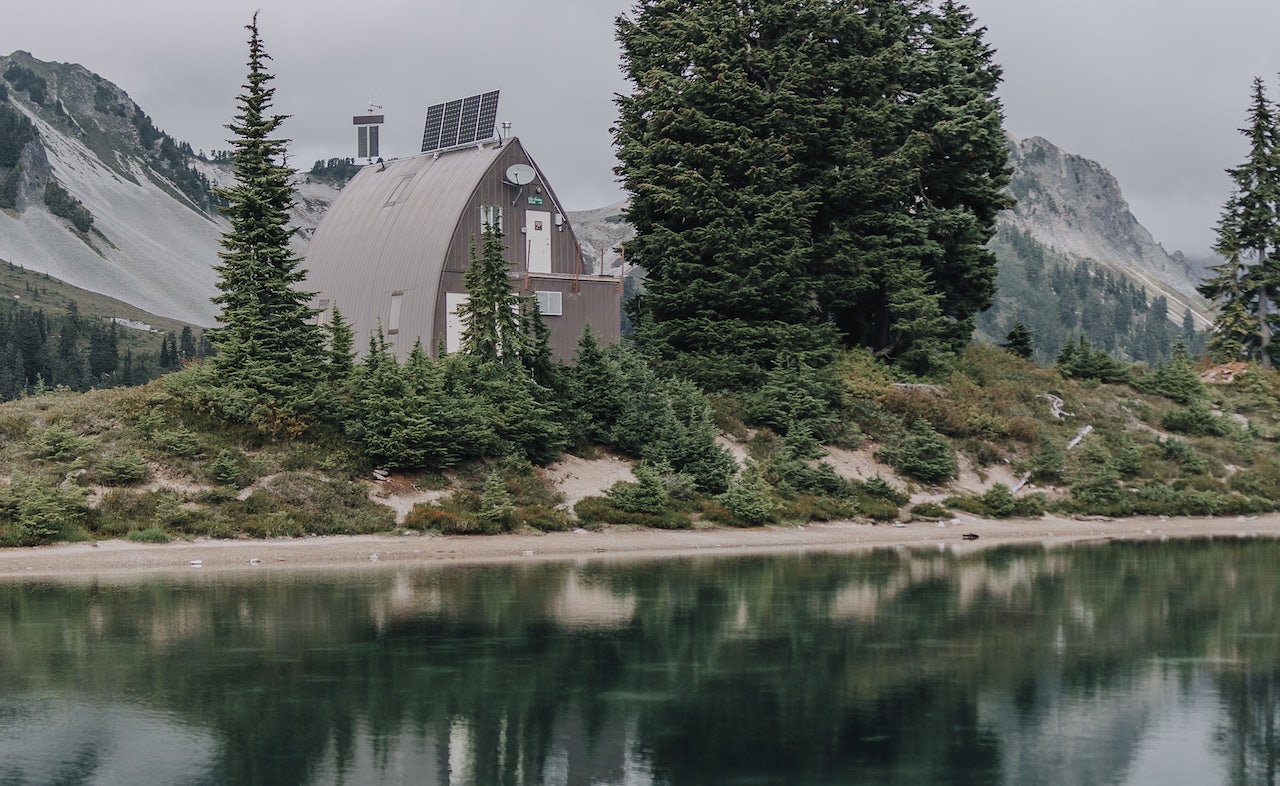 a house by Elfin Lakes nearby Vancouver