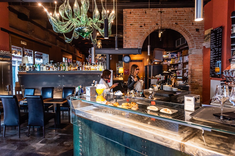 bar and interior of Ristorante Algiubagiò