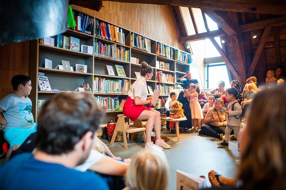 a woman reading to children at Het Predikeren in Mechelen