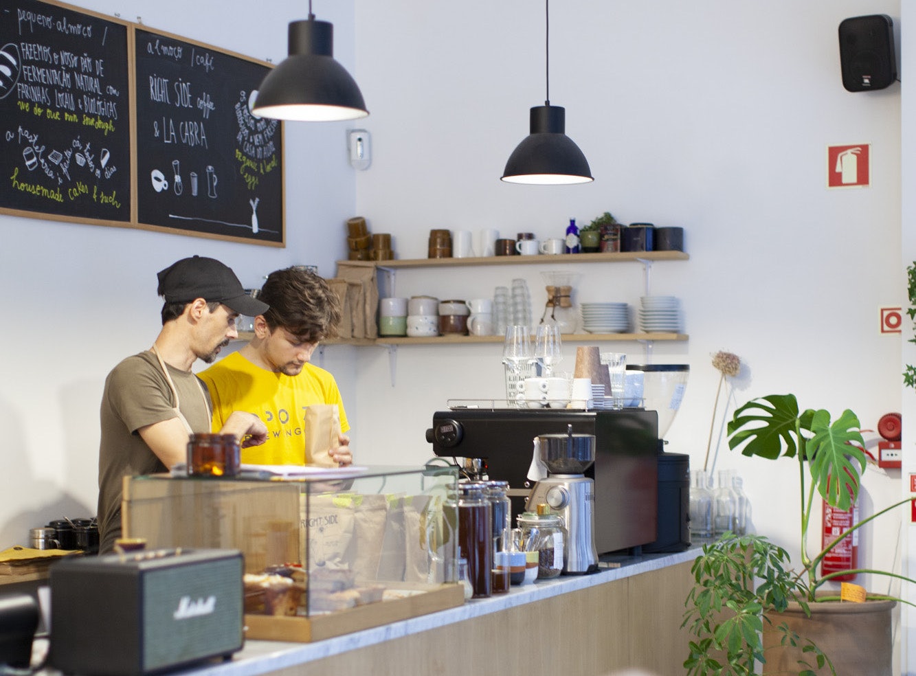 two baristas preparing a coffee at Epoca Porto coffee bar 