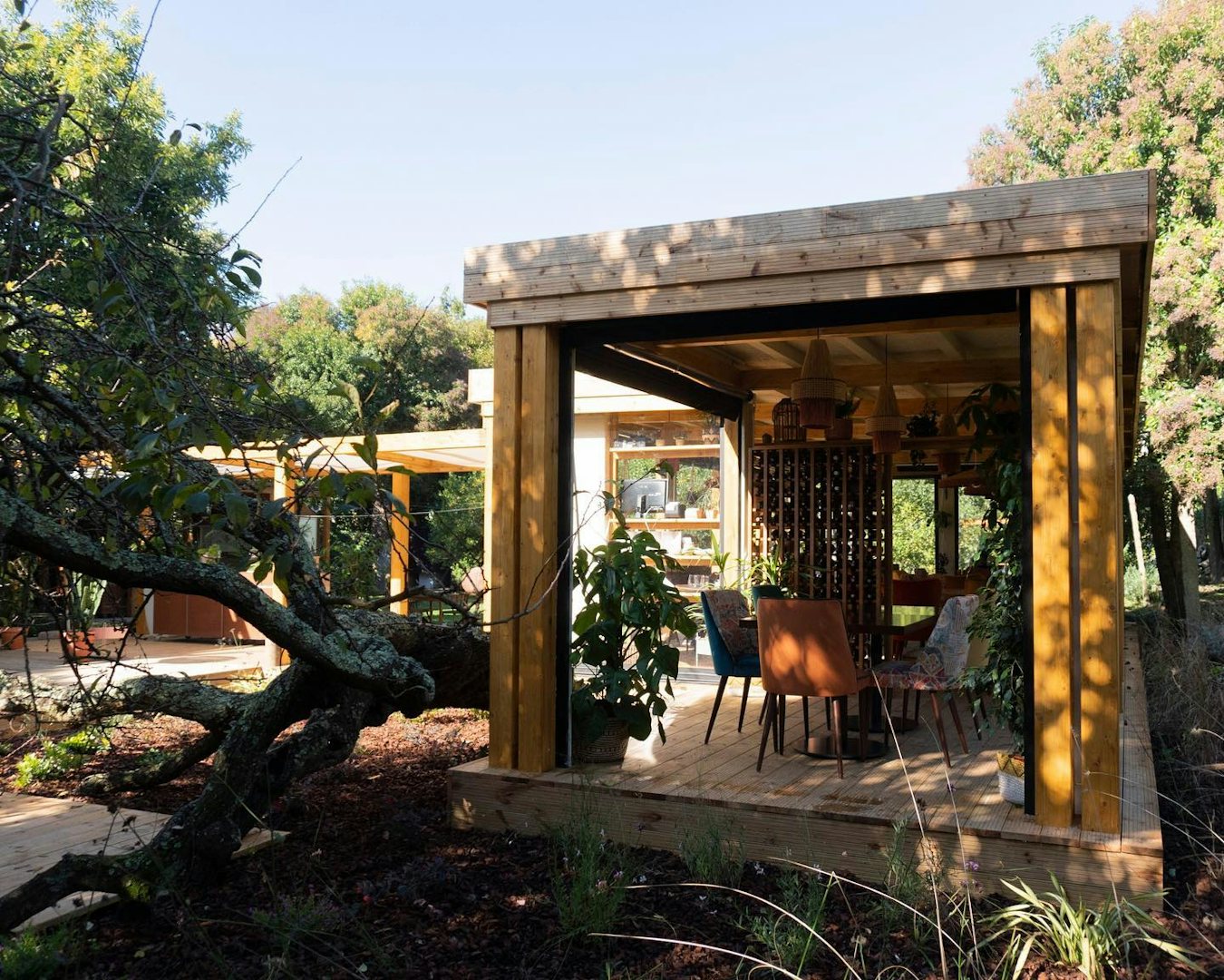 garden and outdoor seating at KUG bar in Porto 