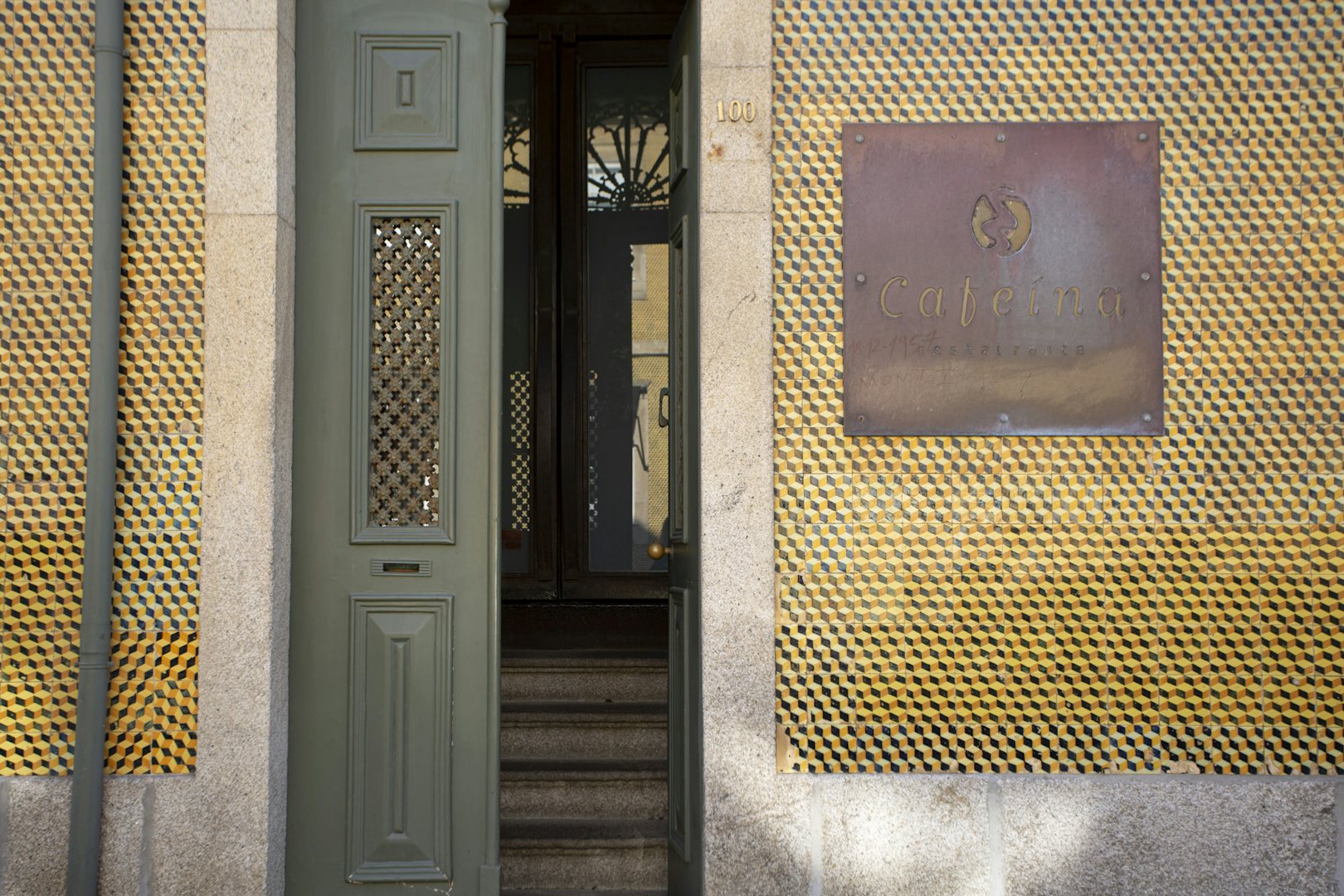 entrance to Cafeina restaurant in Porto 