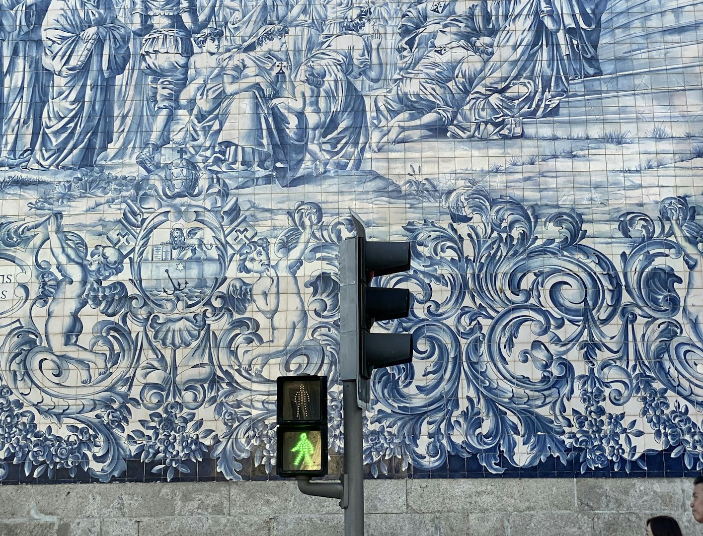 a wall of the Igreja do Carmo e Carmelitas lined with blue azulejos in Porto