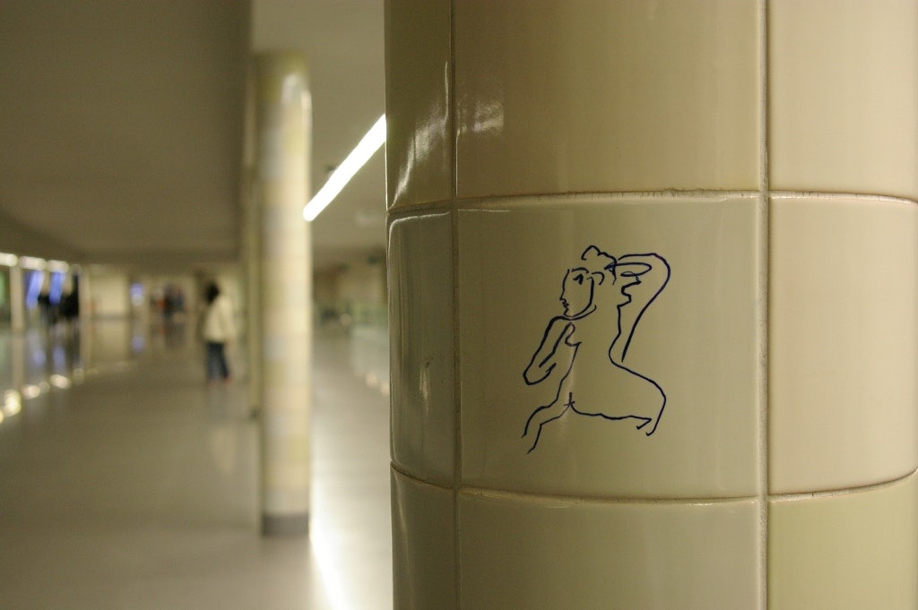 small drawing inside of the Sao Bento metro station in Porto