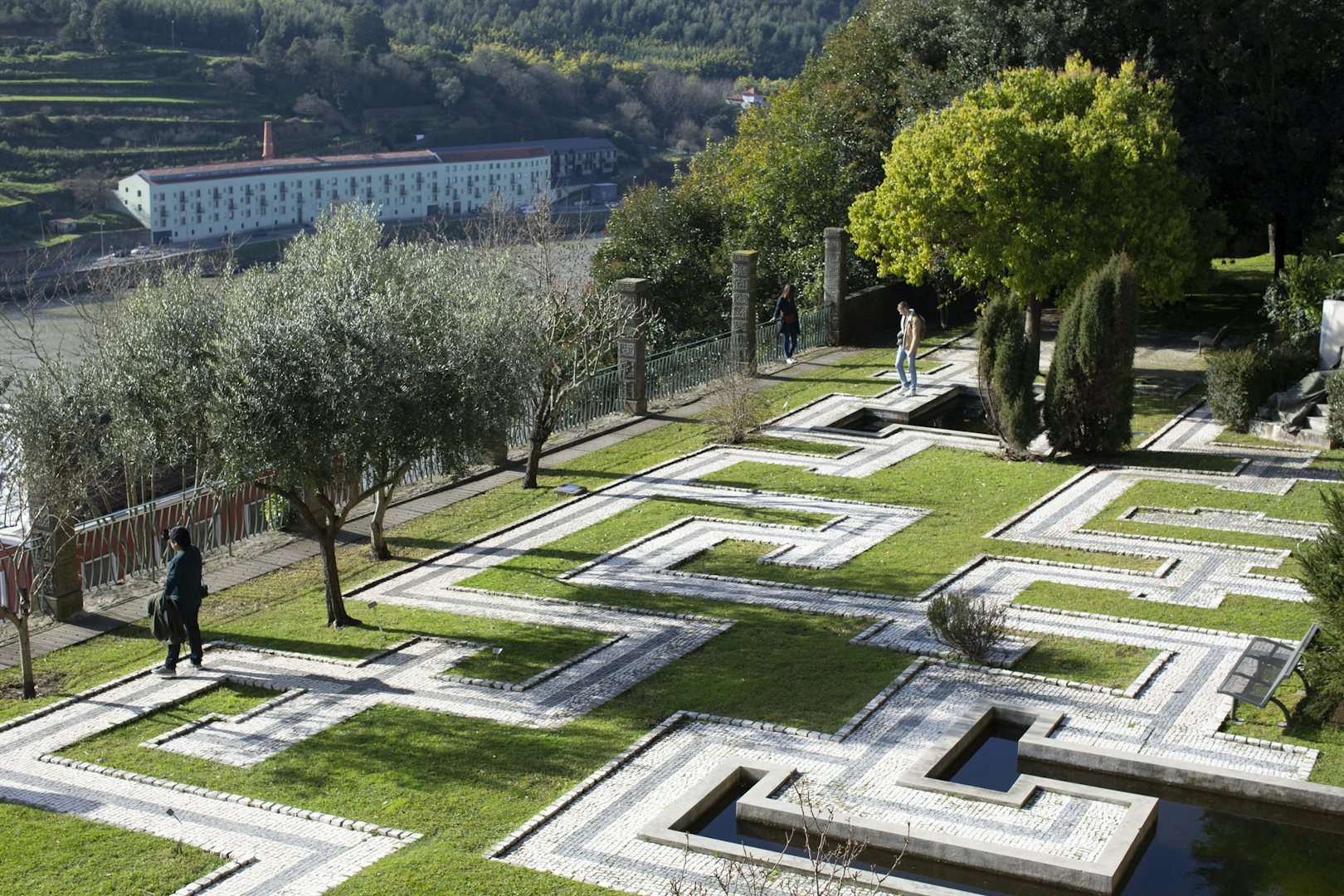 a labyrinth-like structure in the grass at the Jardim dos Sentimentos in Porto