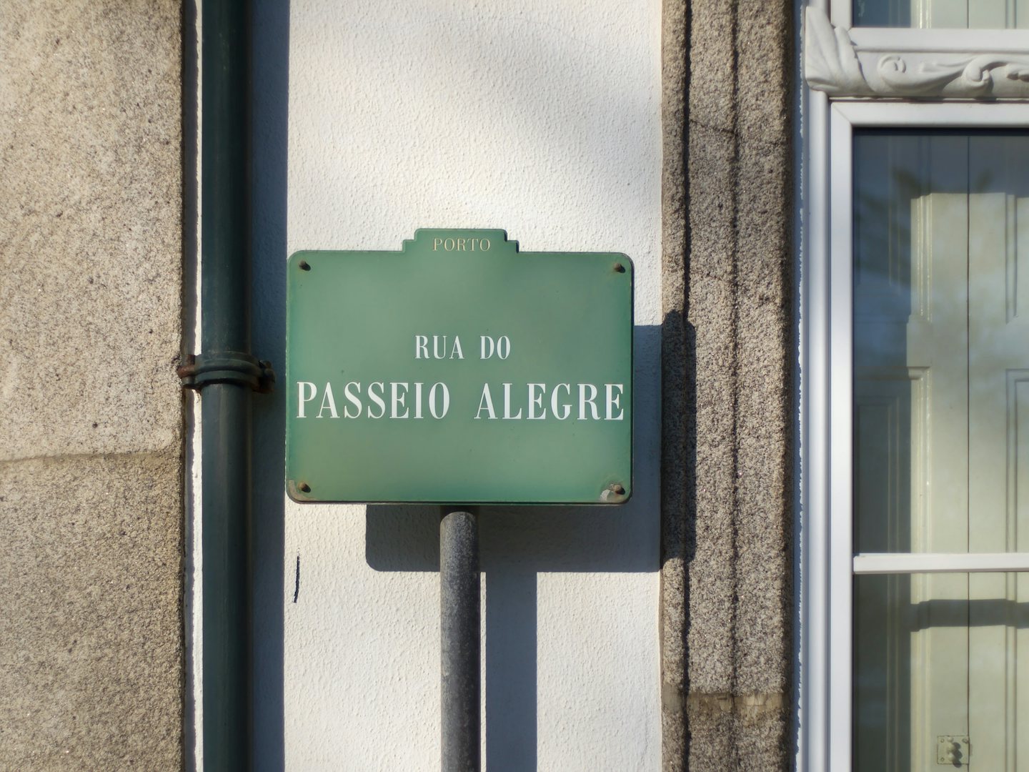 A streetname plaque with Passeig Alegre written on it