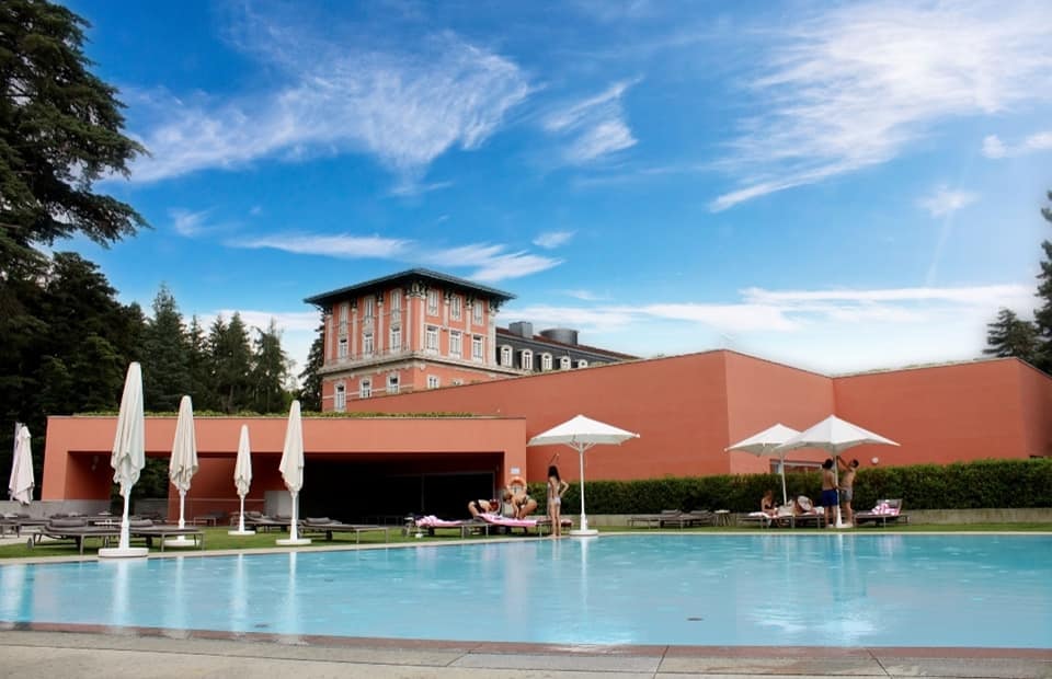 swimming pool and guests at the Vidalgo Palace in Portugal