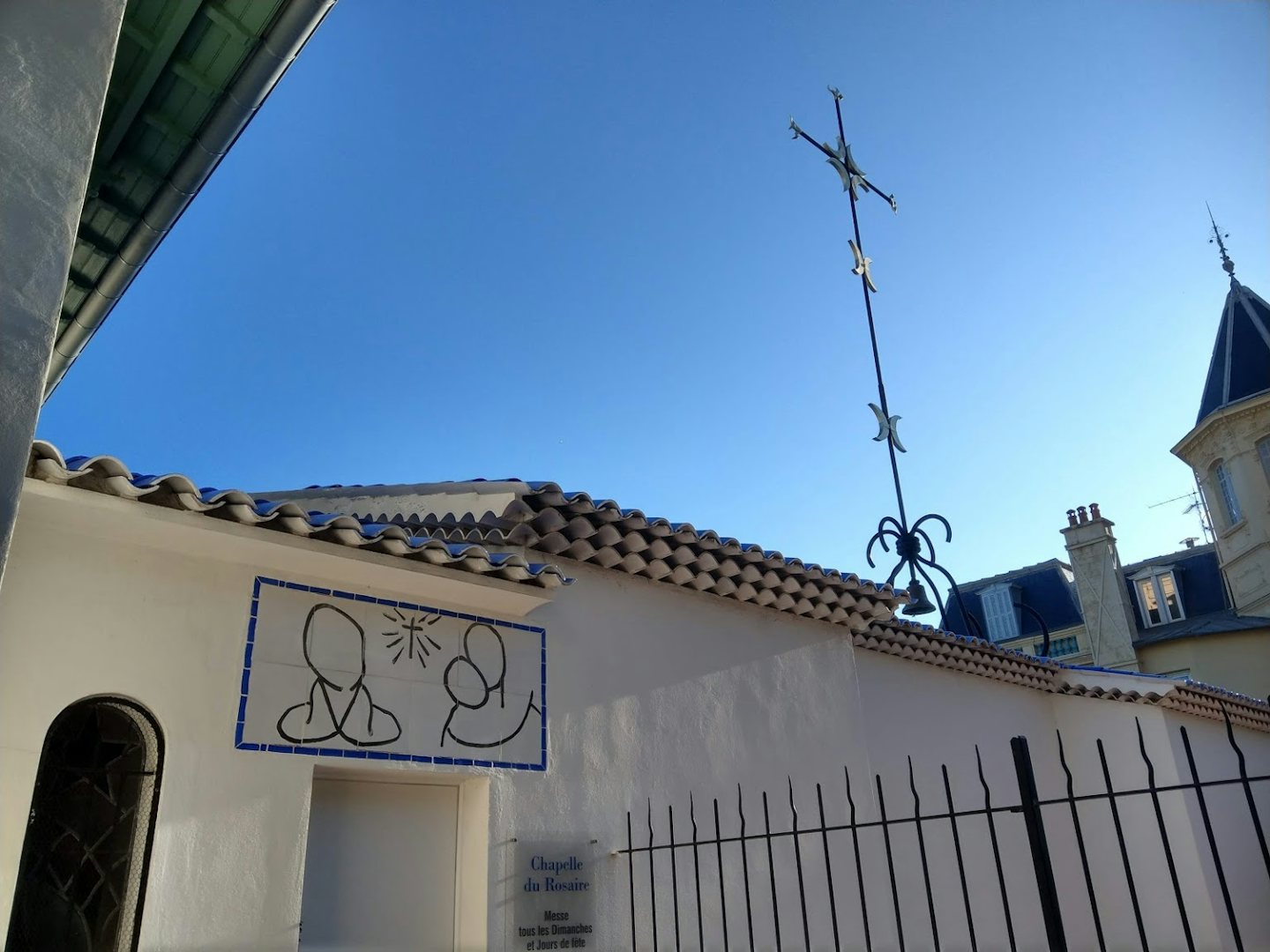 the Chapelle Matisse against a blue sky