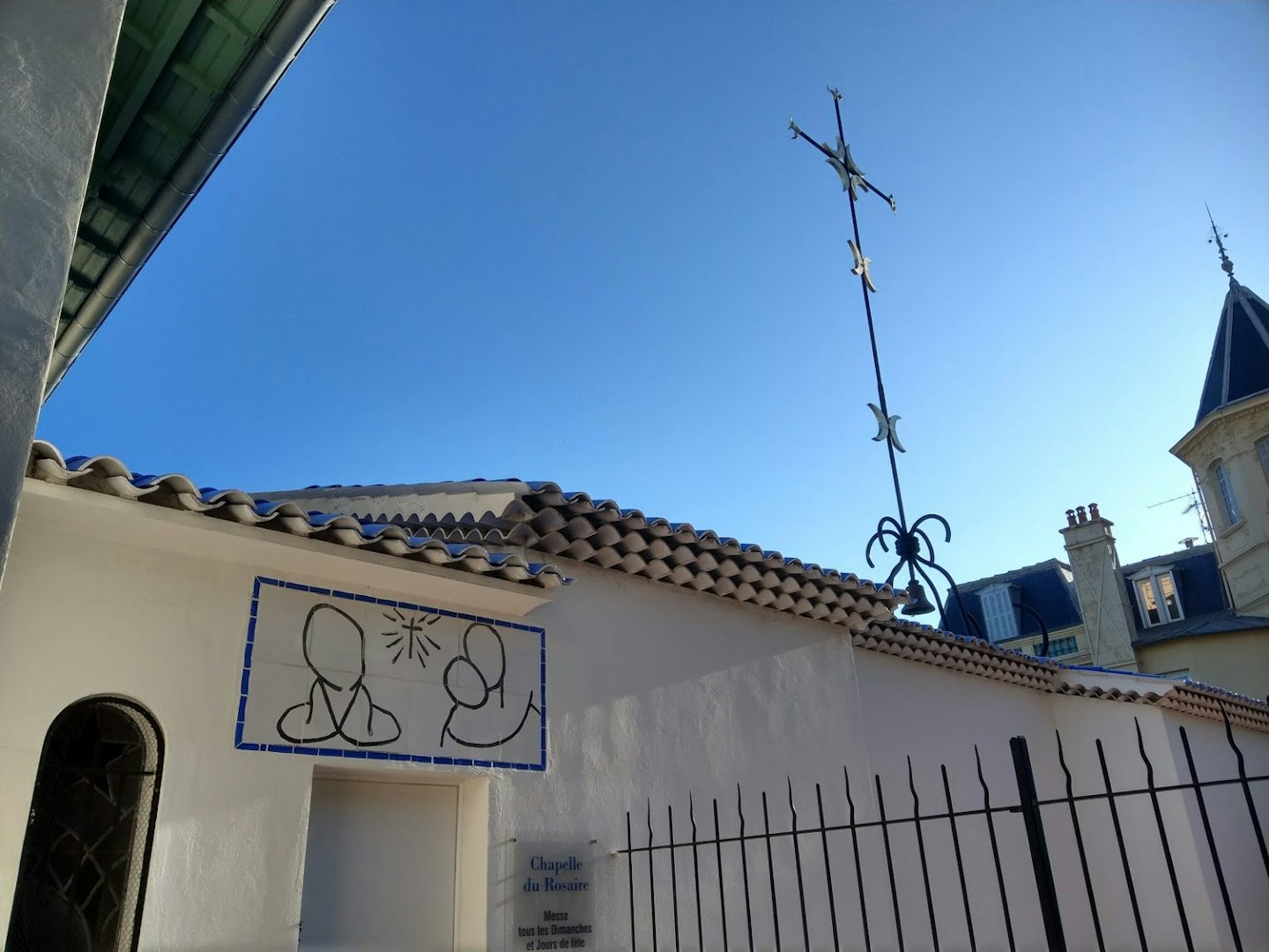 the Chapelle Matisse against a blue sky 