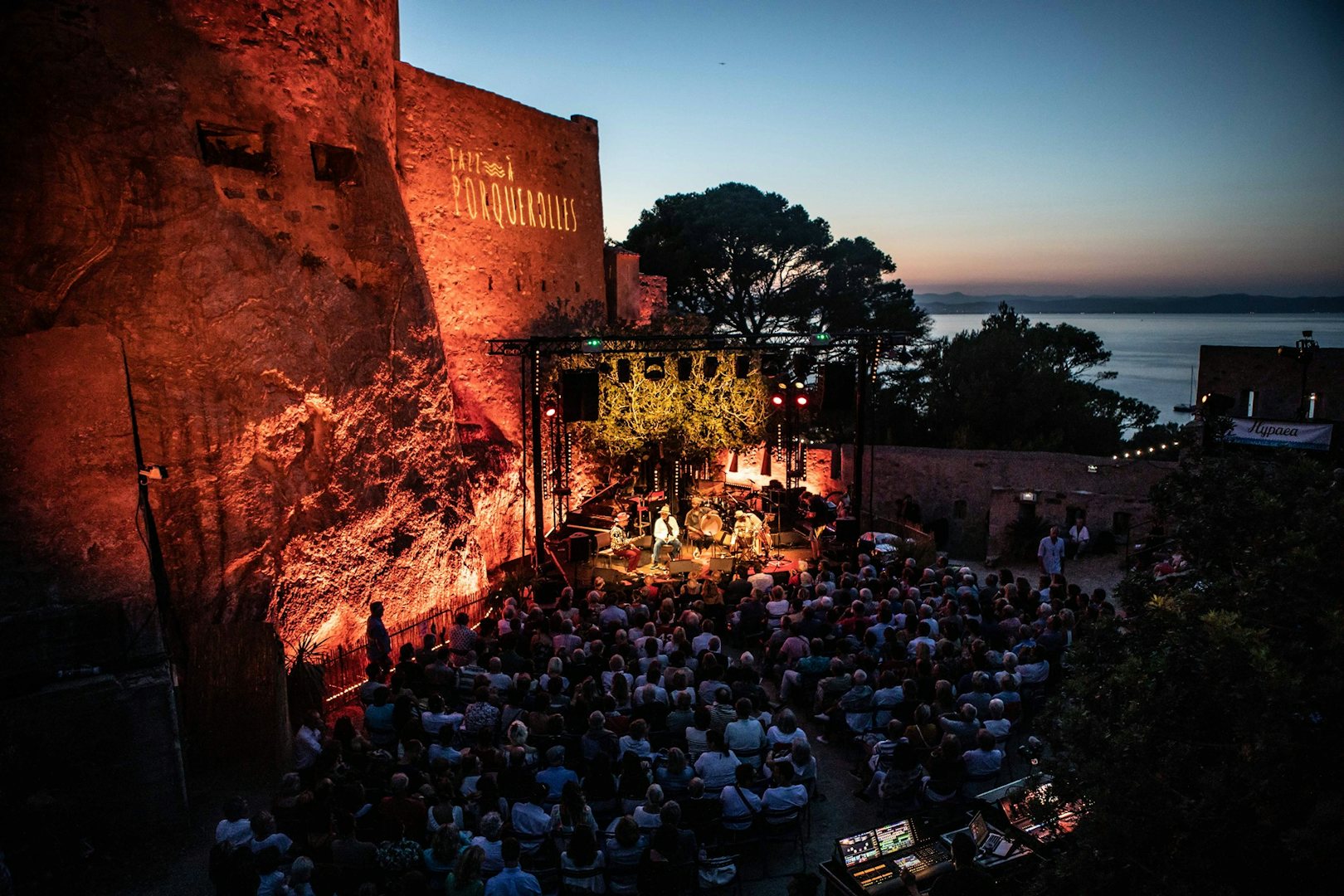 people at the festival Jazz à Pourquerolles during the evening