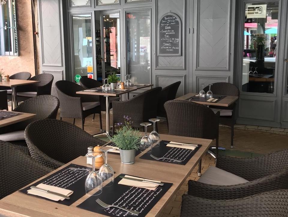 terrace seating at the Les 1000 Colonnes