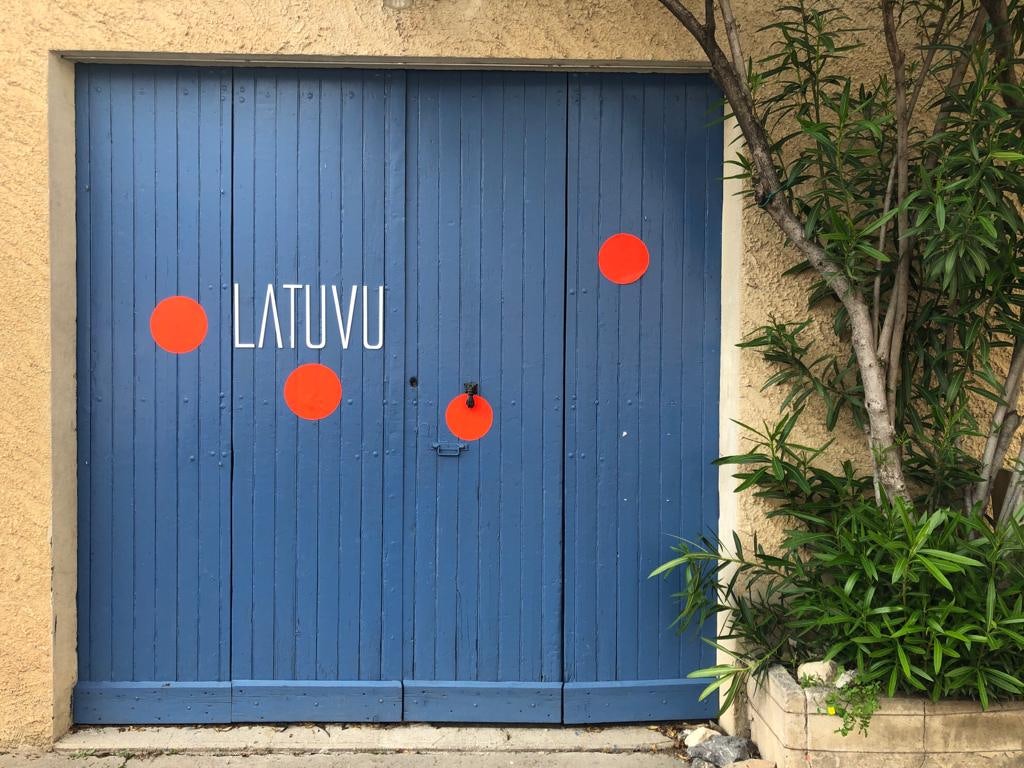 entrance at Latuvu gallerie: a blue door with red dots