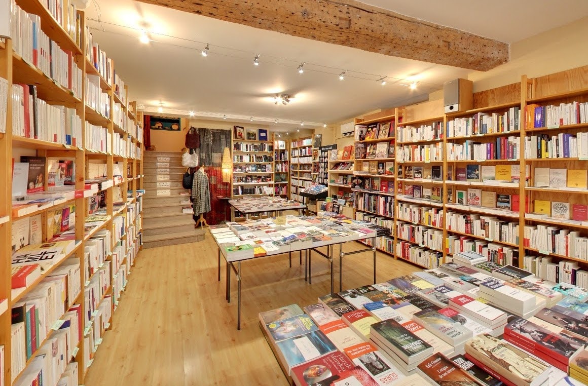 bookshop interior of Le Passeur de l'Isle