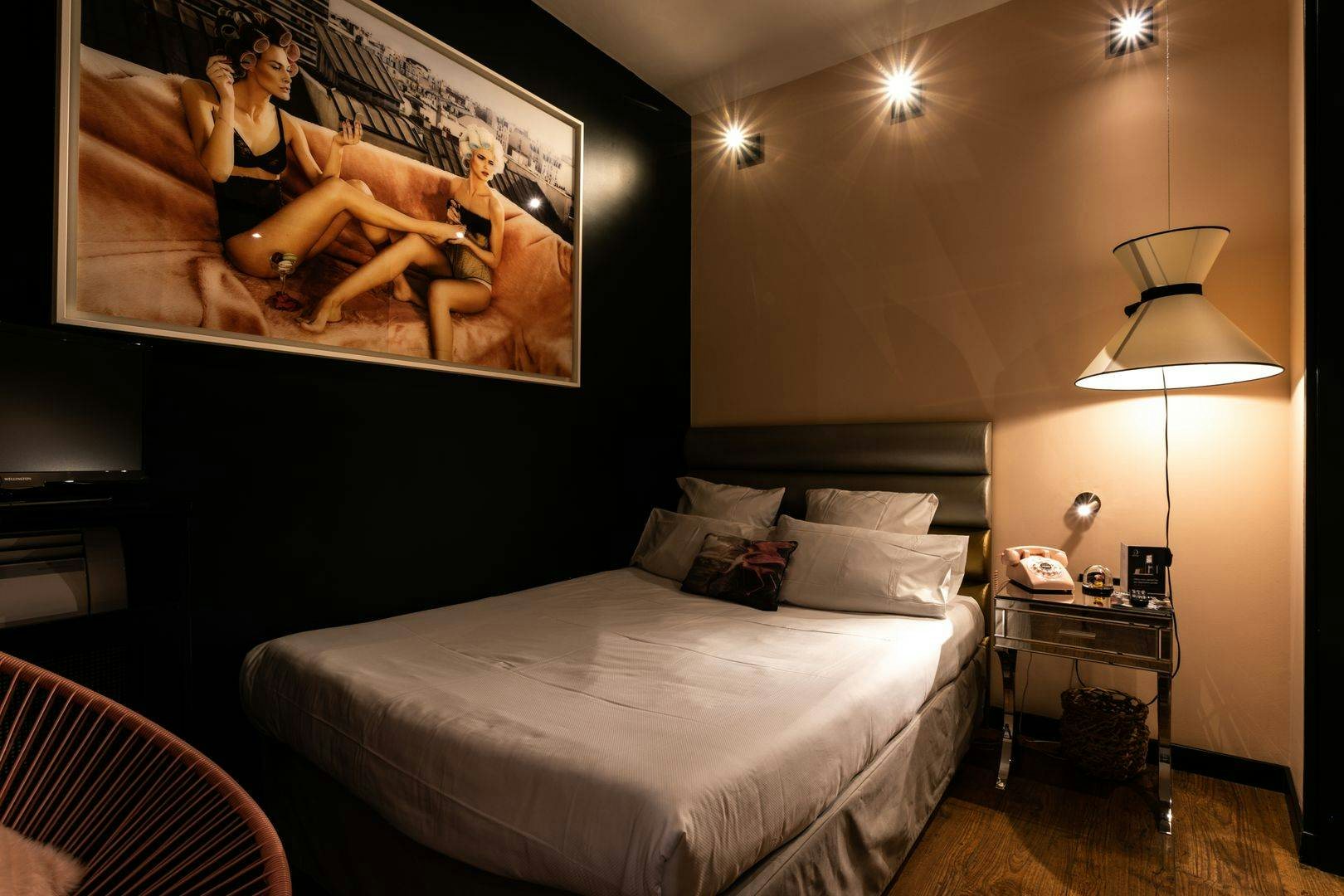 a room with a painting at the Hôtel des Beaux Arts in Toulouse